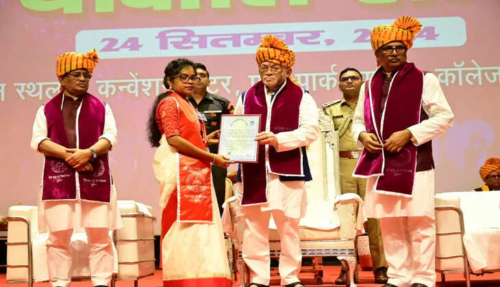  "झारखंड/दुमका - राज्यपाल संतोष गंगवार ने सिदो कान्हु विश्वविद्यालय के 8वें दीक्षांत समारोह को संबोधित किया"