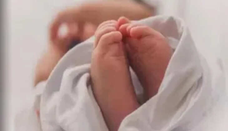 हल्द्वानी - चलते टेंपो से गिरी महिला और मासूम, ढाई माह की बच्ची की मौत, परिवार में कोहराम 