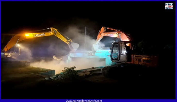 उत्तराखंड - सुबह तड़के रुद्रपुर में अवैध मजार पर चले बुलडोजर, यहां सरकारी भूमि कराई अतिक्रमण मुक्त