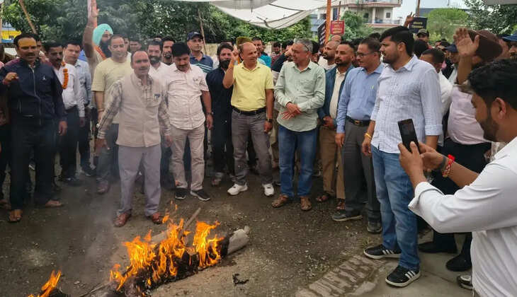 देहरादून - छह सूत्रीय मांगों को लेकर पैक्स कर्मचारियों का आंदोलन हुआ तेज, निबंधक कार्यालय में फूंका पुतला