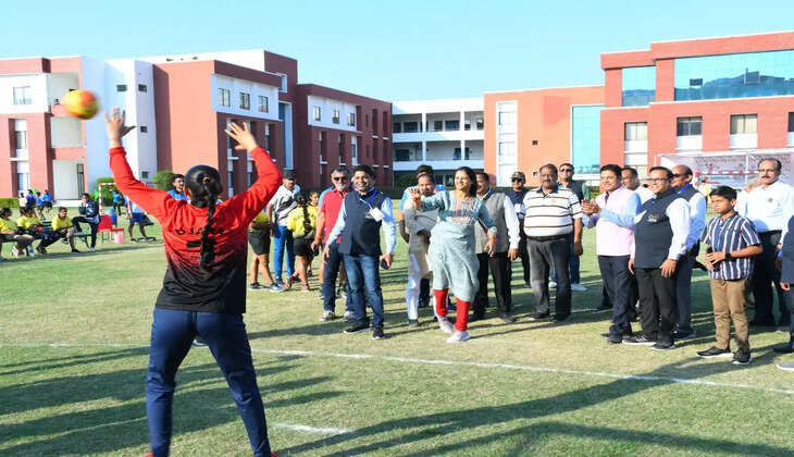 महाआयोजन : खिलाड़ी बेटियों को देख आईएएस निधि ने भी आजमाए 
