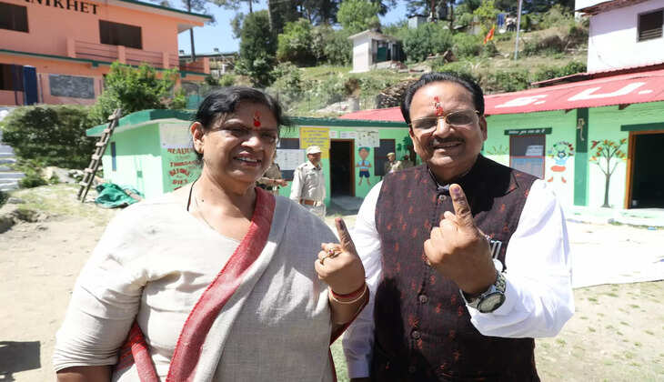 Uttarakhand Voting 2024 - नैनीताल सीट से भाजपा प्रत्याशी अजय भट्ट ने रानीखेत में पत्नी संग किया वोट, बोले देश हित में करें वोट  