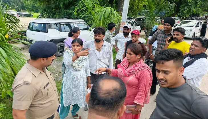 Kumaon Crime - कोर्ट परिसर के बाहर परिवार पर हमला, तीन साल की बच्ची को जबरन ले जाने का आरोप