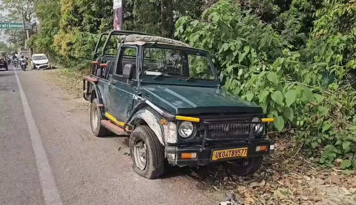 रामनगर - पर्यटकों की जिप्सी और कार की जबरदस्त टक्कर, दो बाइक सवार समेत कई लोग हुए ज़ख़्मी 