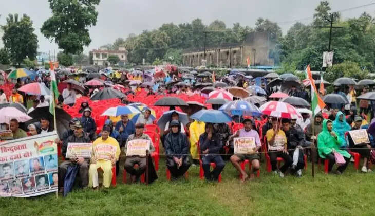 लालकुआं - भारी बारिश के बीच उमड़ा जनसैलाब, राजस्व गांव की मांग पर प्रदर्शन, तहसील कूच कर मुख्यमंत्री को भेजेंगे ज्ञापन