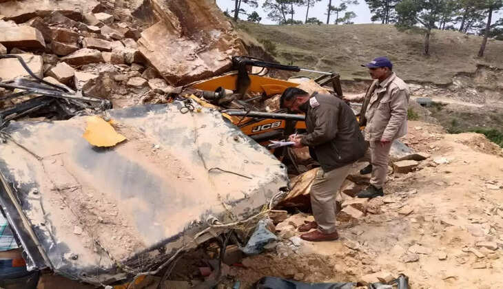 जेसीबी के ऊपर गिरा बोल्डर