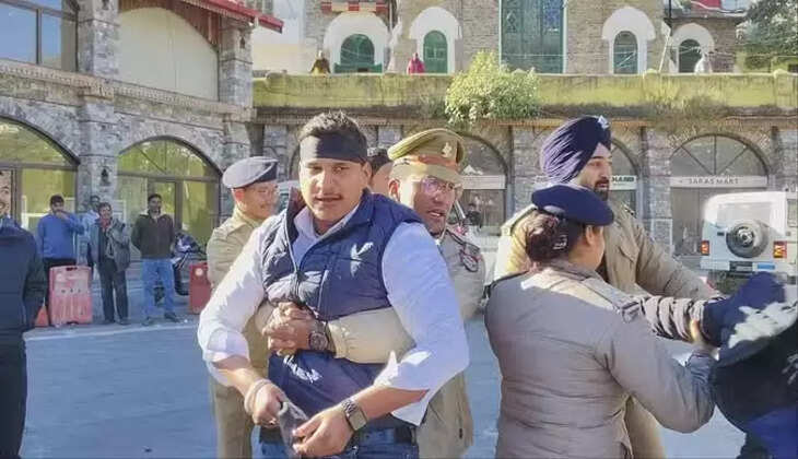 नैनीताल - छात्रों ने काली पट्टी बांधकर दीक्षांत समारोह में पहुंचे मंत्री का किया विरोध, पुलिस ने किया गिरफ्तार&nbsp;