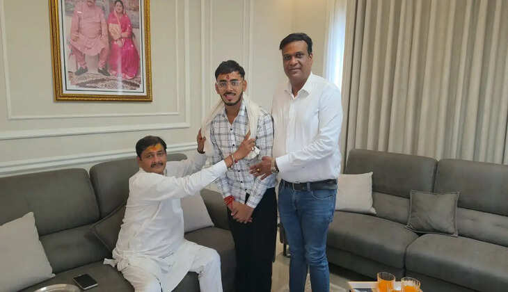 हल्द्वानी - ग्रीन सिटी सर्राफा एसोसिएशन के अध्यक्ष घनश्याम रस्तोगी से मिले MBPG कॉलेज के नवनिर्वाचित सचिव सार्थक रस्तोगी&nbsp;