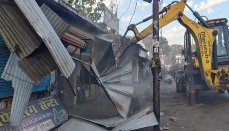 हल्द्वानी - बरेली रोड़ में यहां चली प्रशासन की जेसीबी, अवैध रूप से फ़ैल रहे अतिक्रमण को किया तहस- नहस 