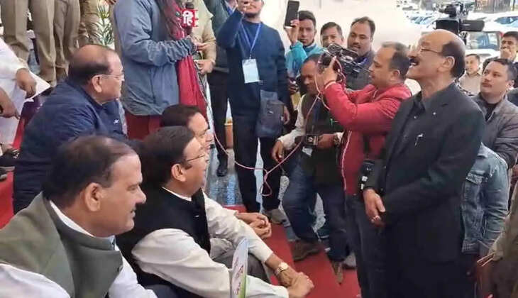 उत्तराखंड - भराड़ीसैंण विधानसभा में विपक्ष का हंगामा, सदन में लहराए काले झंडे,&nbsp;कार्यवाही स्थगित, मनाने पहुंचे मंत्री