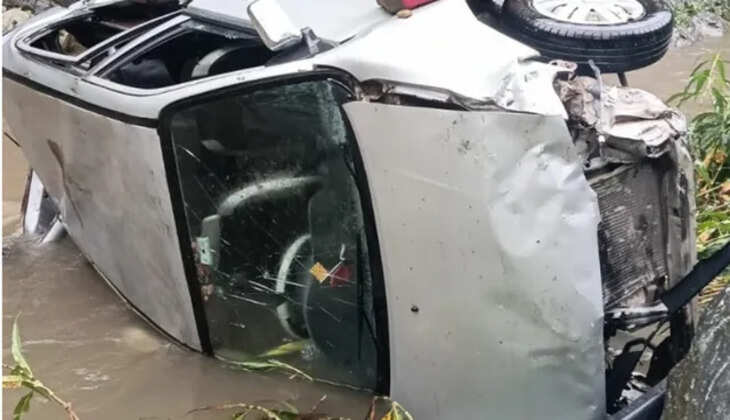 भवाली - कैंची धाम के पास बड़ा हादसा, पहाड़ी से गिरे पत्थरों से बचने के प्रयास में नदी में गिरी कार, महिला घायल