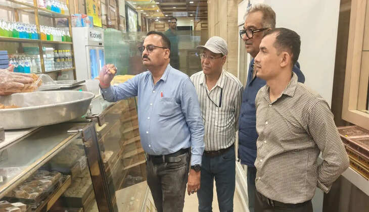 हल्द्वानी - त्योहारी सीजन में खाद्य सुरक्षा विभाग की कार्रवाई, पनीर-मिठाइयों के नमूने लिए, मिलावट खोरों को चेतावनी&nbsp;