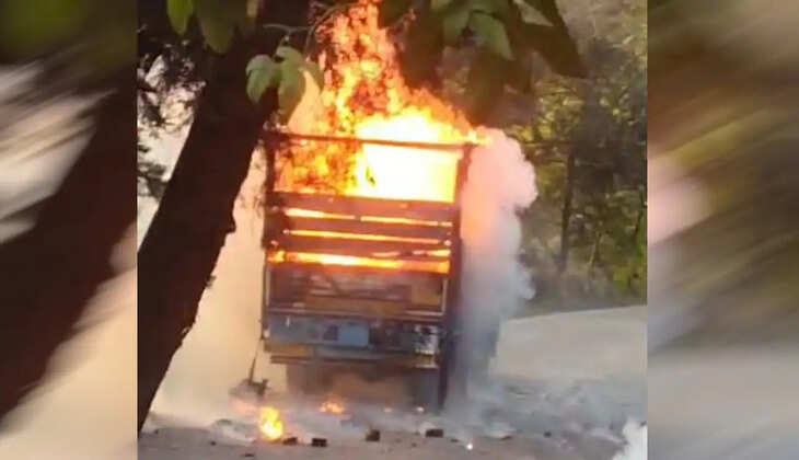 नैनीताल - काठगोदाम रोड पर पटाखों से भरे ट्रक में लगी आग, धमाकों से मची अफरा-तफरी, चालक ने ऐसे बचाई जान&nbsp;