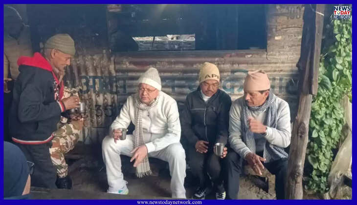 उत्तराखंड - पुराने दोस्तों के साथ सीएम धामी ने गुड़ वाली चाय की ली चुस्की, ताजा की यादें, टी-स्टॉल पर की यह घोषणा