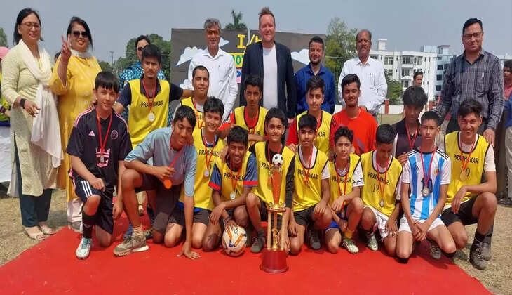 हल्द्वानी - बिरला इंस्टिट्यूट के स्टूडेंट्स ने सीखे फुटबाल के शानदार टिप्स, अब स्कूल के बच्चे दगेंगे सटीक गोल