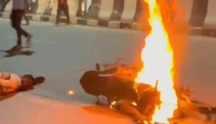 हल्द्वानी - रॉन्ग साइड से आए ट्रक की टक्कर से बाइक सवार दो युवक गंभीर, बाइक में लगी भीषण आग