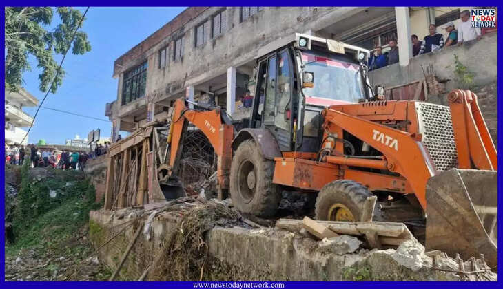 हल्द्वानी - पत्रकार पर जानलेवा हमला, आरोपी बिल्डर के अवैध निर्माण पर चली जेसीबी, मुकदमा दर्ज कर किया गिरफ्तार 