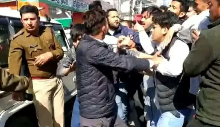 देहरादून - NSUI के दो गुटों में मारपीट, शहीद स्मारक पर धरना दे रहे युवाओं पर भी मुकदमा दर्ज - Video&nbsp;
