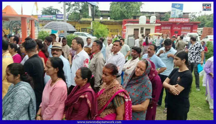 Panchayat Election - गावों की छोटी सरकार चुनने के लिए लंबी- लंबी कतारों में खड़े हैं लोग, मतदाताओं में जबरदस्त उत्साह&nbsp;