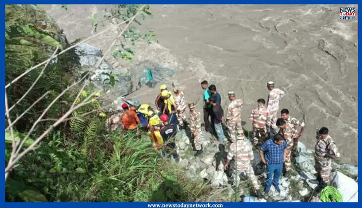 Uttarakhand Accident - उत्तराखंड में फिर दर्दनाक हादसा, अलकनंदा नदी में समाया टेंपो ट्रैवलर, 2 तीर्थयात्रियों की मौत, 10 लापता
