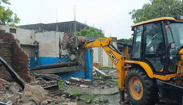 उत्तराखंड - रुद्रपुर के डीडी चौक में विश्वकर्मा मार्केट की 20 दुकानों पर चला पीला पंजा, व्यापारियों ने किया जमकर हंगामा