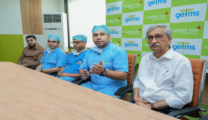 "देहरादून - ग्राफिक एरा अस्पताल ने बिना चीरा लगाये हार्ट के दो वॉल्व बदलकर रचा कीर्तिमान"