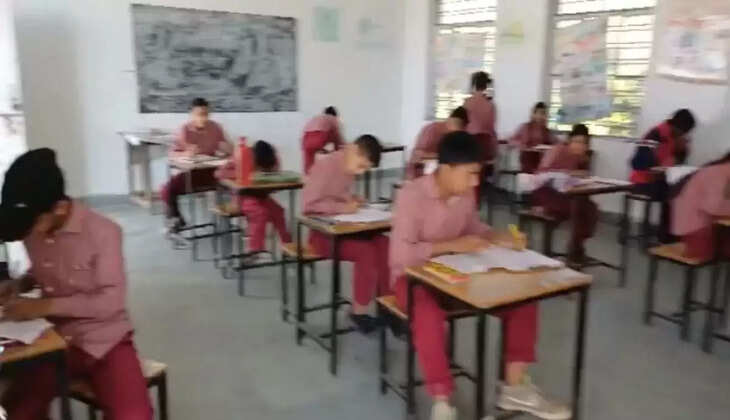 Uttarakhand Education - गज़ब हाल, जब शिक्षक स्कूल नहीं पहुंचे तो बच्चों ने पेपर और उत्तर पुस्तिका खुद बांटकर दे डाली परीक्षा 