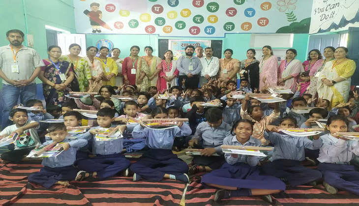 हल्द्वानी- सारथी फाउंडेशन ने जरूरतमंद विद्यार्थियों को दी शिक्षण सामग्री, स्टूडेंट बोले -  बड़े होकर हम भी करेंगे सेवा कार्य