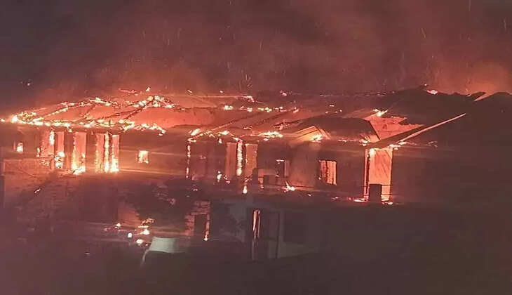Champawat Fire Incident - 14 मकान सहित पूरी बाखली हुई स्वाहा, घरों के अंदर सो रहे थे इतने लोग, तीन जानवर जले