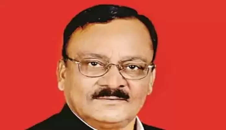 बरेली ब्रेकिंगः बरेली में पूर्व मंत्री भगवत सरन गंगवार ने किया कोर्ट में सरेंडर