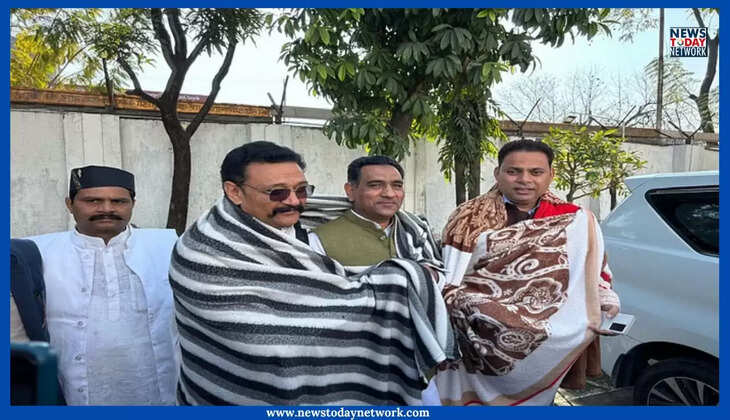 Budget Session - देहरादून में ठण्ड से विधायकों की छूटी कंपकंपी!, कांग्रेस विधायकों का सदन के बाहर कम्बल ओढ़कर प्रदर्शन- Video&nbsp;