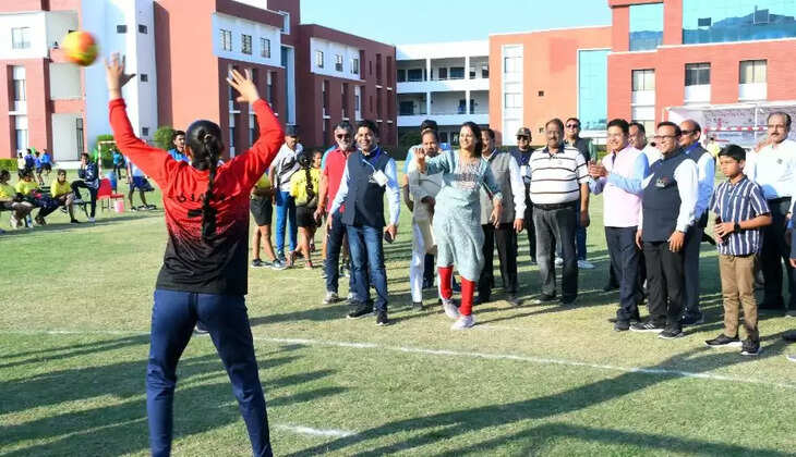 महाआयोजन : खिलाड़ी बेटियों को देख आईएएस निधि ने भी आजमाए हैंडबॉल पर हाथ 