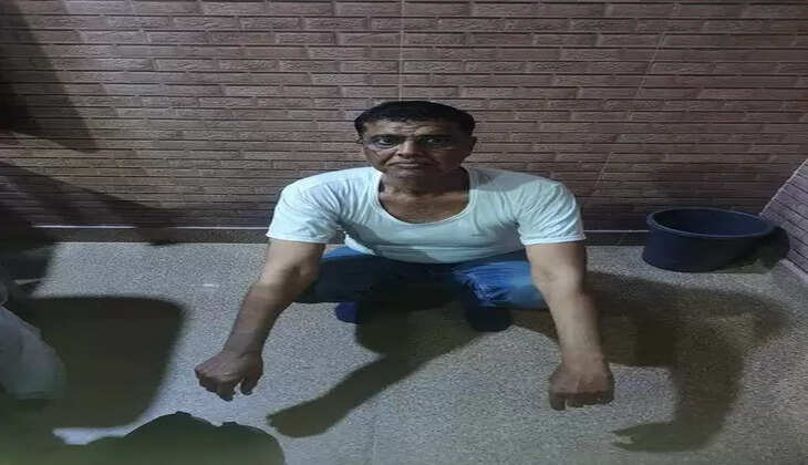 ये है अतीक का जीजा डॉक्टर अखलाक, जो मेरठ में रहता है। प्रयागराज में उमेश पाल को शूट आउट करके शूटर मेरठ आए थे। डॉक्टर अखलाक ने उन्हें घर में सुलाया। अगले दिन सम्मान पूर्वक विदाई दी। STF ने अब डॉक्टर अखलाक को पकड़कर प्रयागराज पुलिस के हवाले कर दिया है।