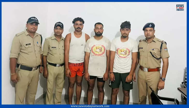 Kanwar Yatra - हरिद्वार में कांवड़ से टकराई कार, भड़के कांवड़ियों ने धारदार हथियार और लाठी-डंडों से किया हमला, तीन गिरफ्तार