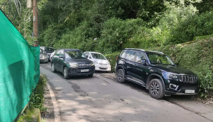 नैनीताल - राम भरोसे नैनीताल की ट्रैफिक व्यवस्था, नियमों को ठेंगा दिखा रहे पर्यटक, पुलिस पर लापरवाही के आरोप