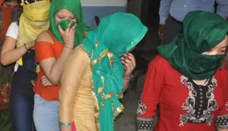 आगरा में छापेमारी, गेस्ट हाउस में देह व्यापार के रैकेट का भंडाफोड़