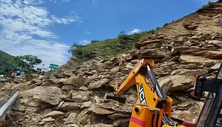 नैनीताल - परेशानी, भरभराकर पहाड़ी से नीचे आया मलबा, दोनों ओर वाहनों की लगी कतार, यात्री परेशान&nbsp;