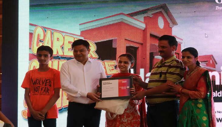हल्द्वानी - ग्राफिक एरा ने कैरियर गाइडेंस सेमिनार से सैकड़ों छात्रों का किया मार्गदर्शन, टॉपर प्रियंका कांडपाल को किया सम्मानित 