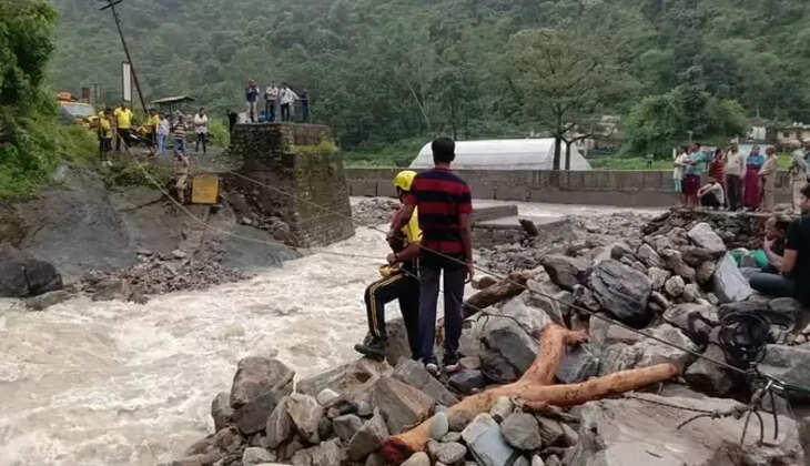 Uttarakhand Weather - उत्तराखंड में बारिश ने रोकी रफ़्तार, यहां रिजॉर्ट में ठहरे आठ पर्यटक फंसे, SDRF ने फिर ऐसे किया रेस्क्यू