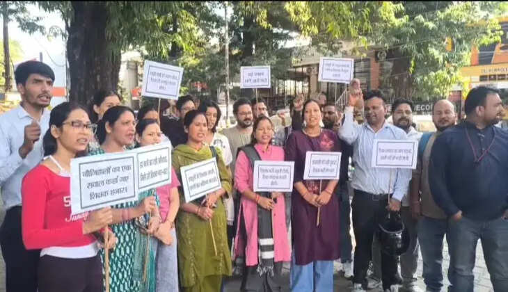 हल्द्वानी - शिक्षक भर्ती की मांग को लेकर बेरोजगार युवाओं का धरना प्रदर्शन, पदों को जल्दी नहीं भरने पर उग्र आंदोलन की चेतावनी&nbsp;