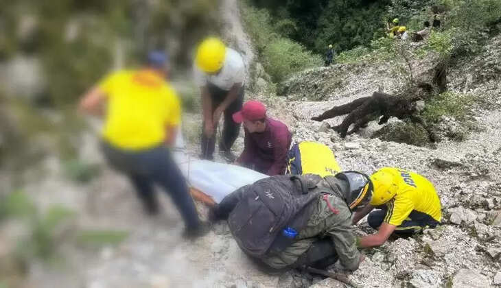 उत्तराखंड - यहां भालू के हमले में 20 वर्षीय युवा पोस्टमास्टर की दर्दनाक मौत, SDRF ने खाई से शव किया रेस्क्यू