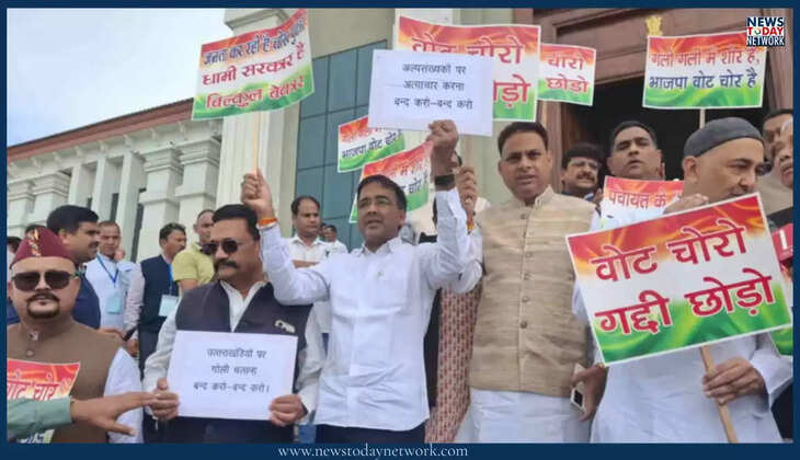 गैरसैण - विधानसभा सत्र में विपक्ष का हंगामा, सचिव की टेबल पलटी, माइक तोड़ा, सदन की कार्यवाही बार-बार स्थगित