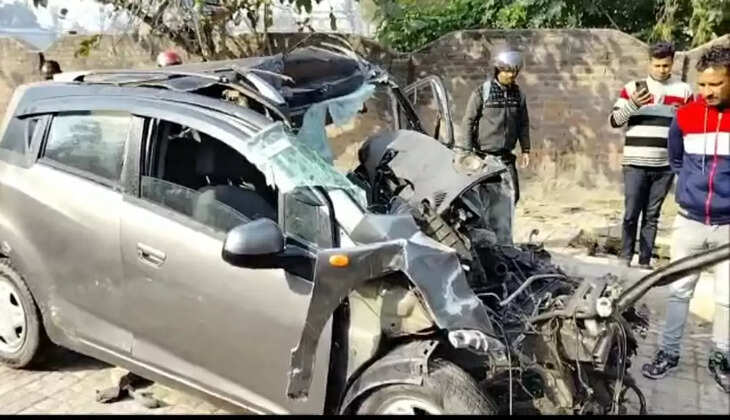 हादसे में क्षतिग्रस्त कार 