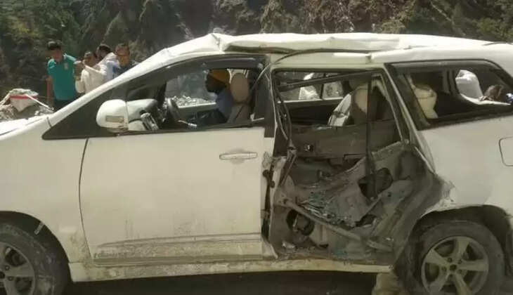 Uttarakhand News - यहाँ यात्रियों की कार पर गिरा बोल्डर,एक बाइक सवार की भी मौत, हाईवे बंद