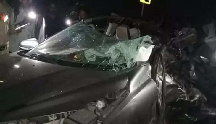 car accident in Haridwar - डिवाइडर से टकराकर ट्रक के नीचे जा घुसी कार, हादसे में यहाँ के तीन यात्रियों की मौत 