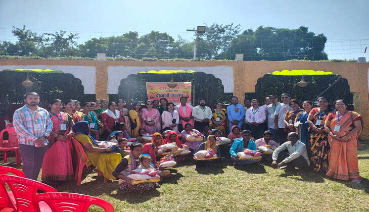 हल्द्वानी - सारथी फाउंडेशन ने निर्बल वर्ग परिवारों के साथ मनाया दिवाली उत्सव कार्यक्रम, सम्मान और गिफ्ट देकर बिखेरी मुस्कराहट&nbsp;