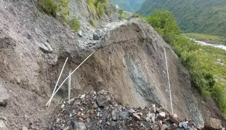 "नैनीताल - बेतालघाट में बारिश का कहर, सड़क बंद, बोर्ड परीक्षार्थी फंसे, प्रशासन कब करेगा समाधान"