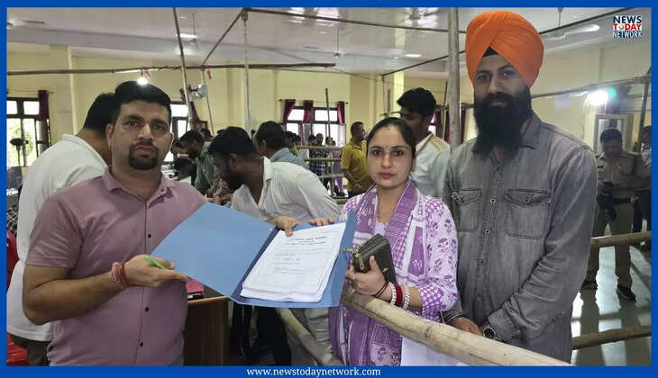 बैलपड़ाव - कोटाबाग ब्लॉक की रतनपुर क्षेत्र पंचायत सीट से MP की पत्नी ने भरा नामांकन, विकास को बताया प्राथमिकता