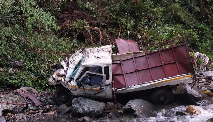 नैनीताल - कैंचीधाम में खाई में गिरा दूध पिकअप, तीन लोग हुए घायल 