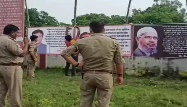 स्‍कूल की दीवार पर लगाए पोस्‍टर 